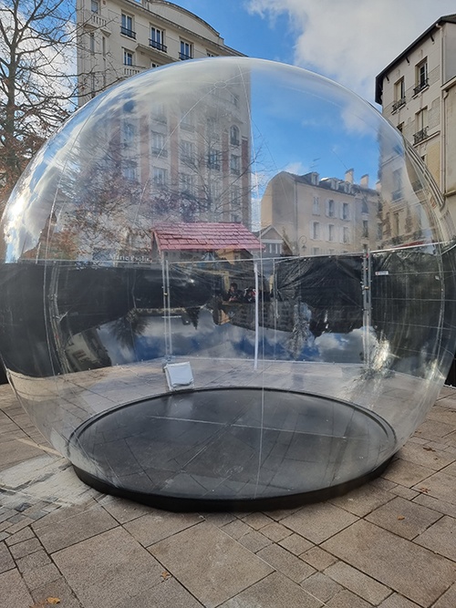 Un vitrine gonflable éphèmere vide, préte à recevoir vos produits