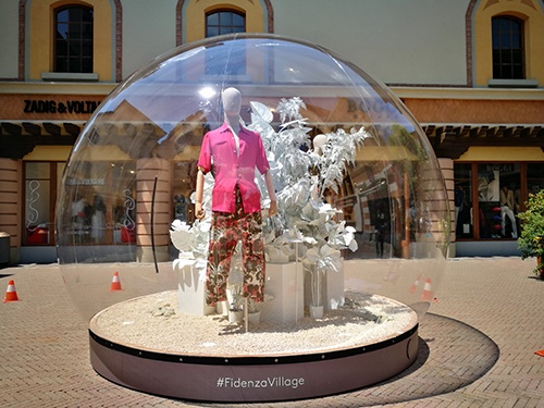 Une vitrine gonflable aussi appélee VitriBubble pour le lancement d'un ligne de vêtements 